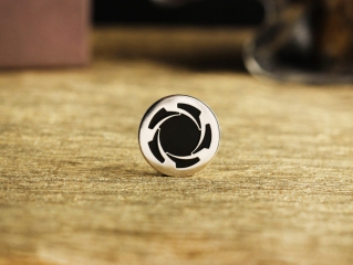 Значок с логотипом "Калибр"